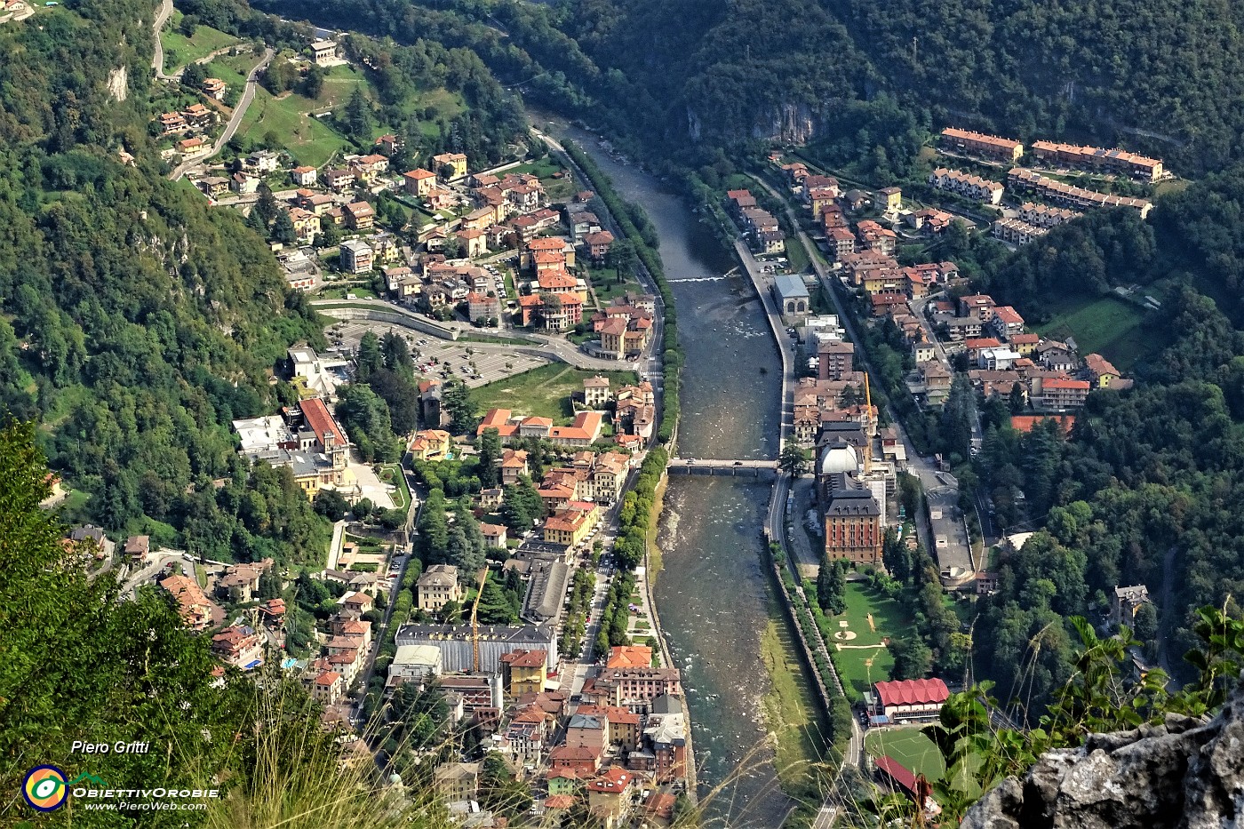 76 Zoom sul centro di San Pellegrino Terme.JPG